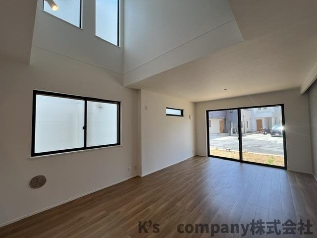 茅ヶ崎市中島　新築戸建　2号棟の居間・リビング|吹き抜け仕様で開放感があります☆