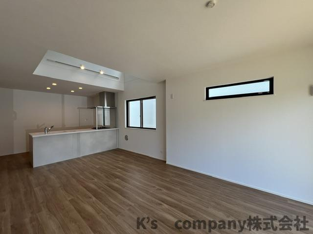 茅ヶ崎市中島　新築戸建　2号棟の居間・リビング|1階リビングルームは約18帖あります◇◇
