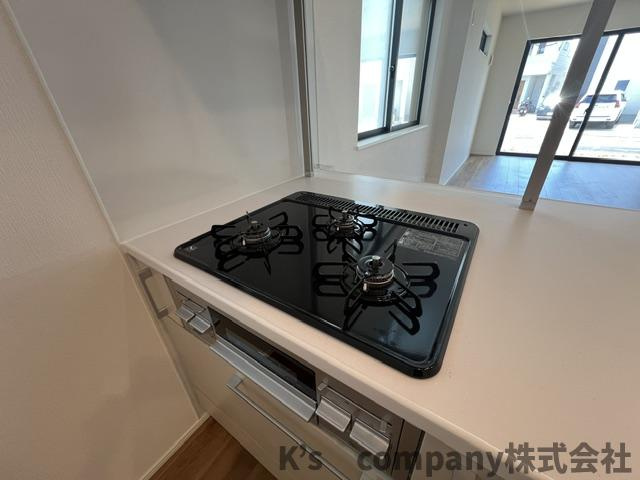 茅ヶ崎市中島　新築戸建　2号棟のキッチン|同時進行ができる3口コンロ♪