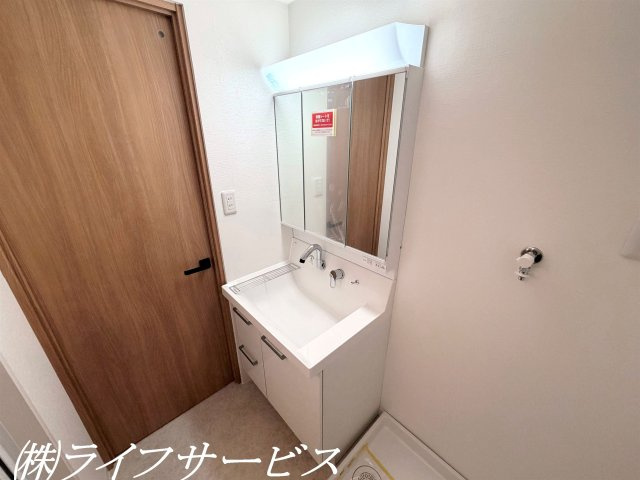 【洗面所】 | ユニライフ北大阪２号棟 | 洗面化粧台新調／三面鏡タイプにつき身支度がはかどりますね！