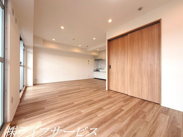 【居間・リビング】 | ユニライフ北大阪２号棟 | ＬＤＫ14.8帖／上層階・南西向きにつき陽当り通風眺望良好！リフォーム済につきすぐのご入居が可能！