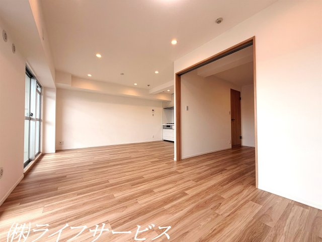 【居間・リビング】 | ユニライフ北大阪２号棟 | ＬＤＫ14.8帖／上層階・南西向きにつき陽当り通風眺望良好！リフォーム済につきすぐのご入居が可能！