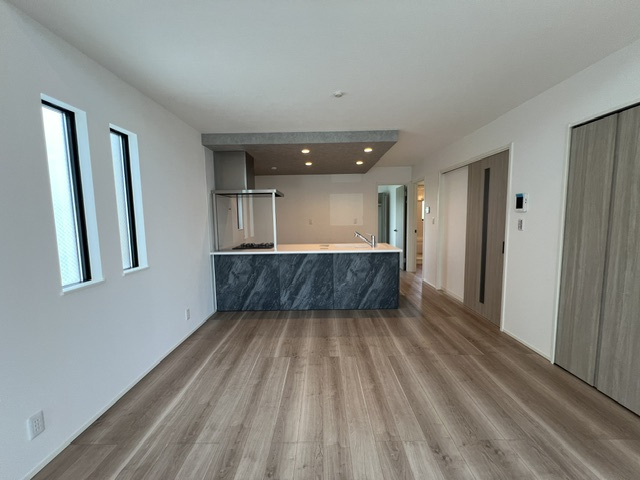 茅ヶ崎市中島　新築戸建　3号棟の居間・リビング|全体を見わたせる対面式キッチン♪