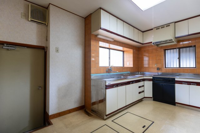 御津町苅屋中古戸建のキッチン|収納が多い