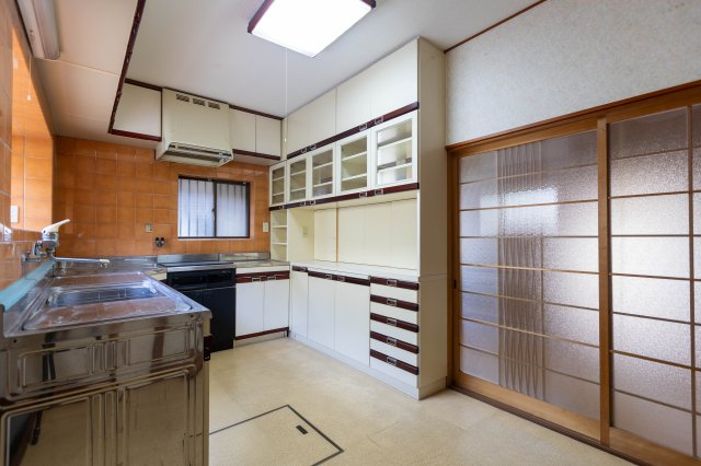 御津町苅屋中古戸建のキッチン|明るい
