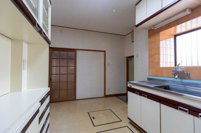 御津町苅屋中古戸建のキッチン|床下収納庫有り