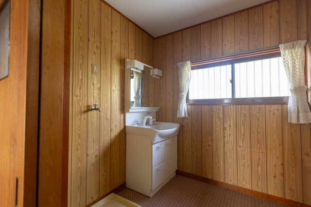 御津町苅屋中古戸建の独立洗面台|明るく広い