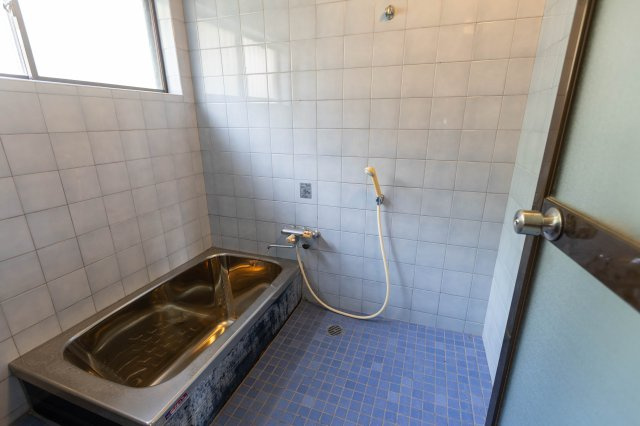 御津町苅屋中古戸建の浴室|明るく広い