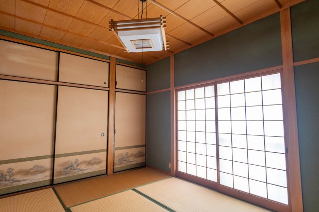 御津町苅屋中古戸建の和室|明るく広い