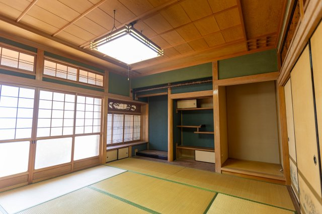 御津町苅屋中古戸建の和室|床の間と仏間