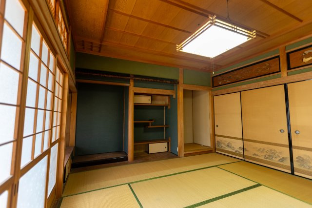 御津町苅屋中古戸建の和室|床の間と仏間