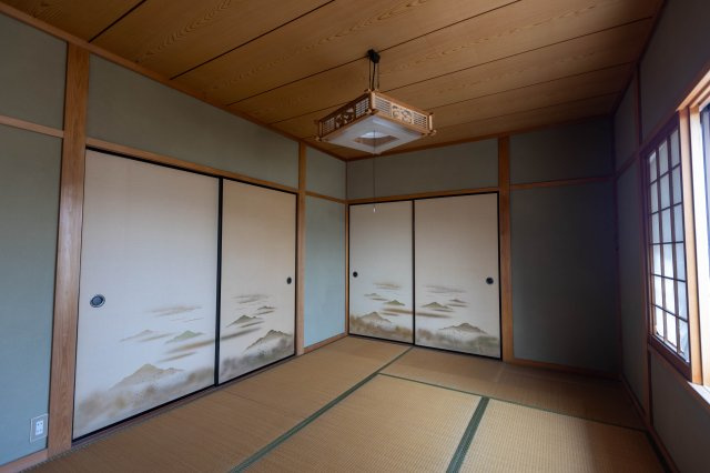 御津町苅屋中古戸建の和室|明るく広い