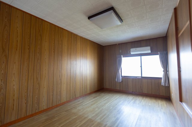 御津町苅屋中古戸建の洋室|2階明るい