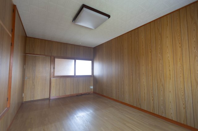 御津町苅屋中古戸建の洋室|廊下に明かり窓が有り明るい