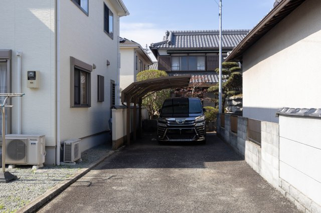 御津町苅屋中古戸建の駐車場|車をお持ちの方に嬉しい駐車場付きの物件です