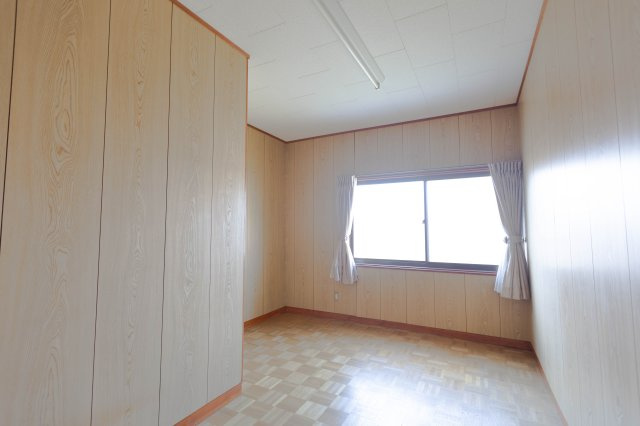 御津町苅屋中古戸建の洋室|2階明るい