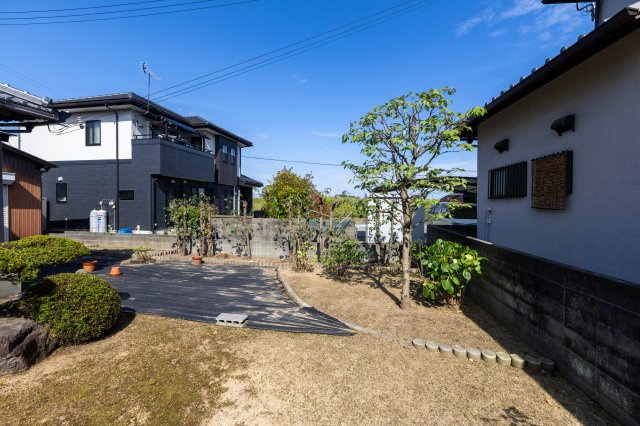 御津町苅屋中古戸建の庭|お庭で自由な時間を過ごせます