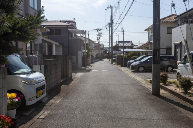 御津町苅屋中古戸建の前面道路含む現地写真|西向き