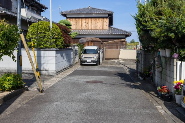 御津町苅屋中古戸建の前面道路含む現地写真|東向き