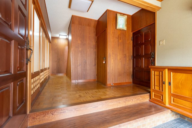 御津町苅屋中古戸建の玄関|おしゃれな内装です