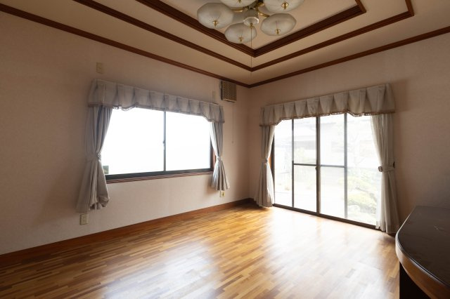 御津町苅屋中古戸建の居間・リビング|おしゃれなリビングです