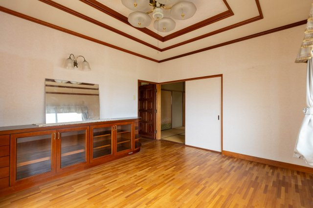 御津町苅屋中古戸建の居間・リビング|明るい色調の室内です