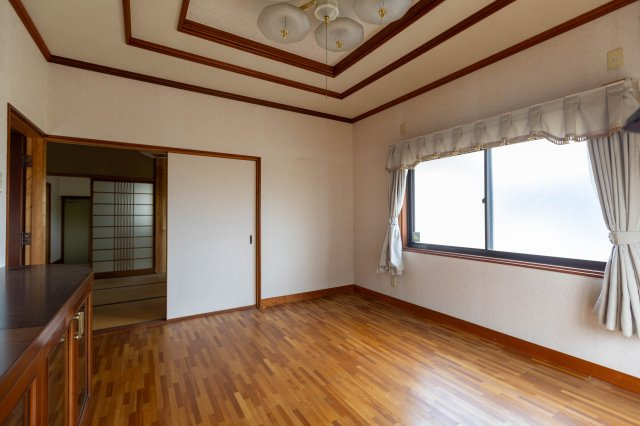 御津町苅屋中古戸建の居間・リビング|天井も豪華です