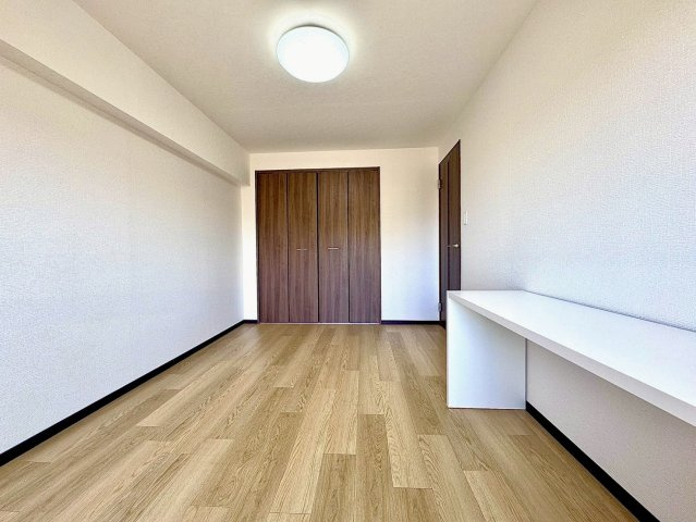 鎌倉グリーンマンションの洋室|ワークスペースや趣味のお部屋としても活用できる汎用性の高い設計です。