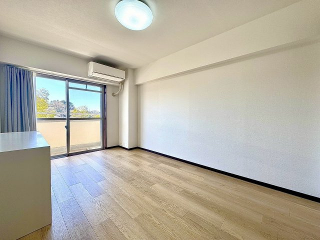 鎌倉グリーンマンションの洋室|窓から差し込む自然光が心地よく、穏やかな時間を演出する上質な居室です。