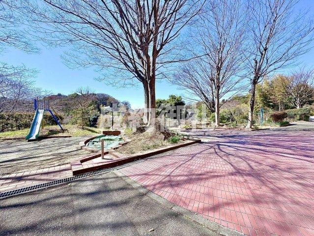 鎌倉グリーンマンションのその他共用部分|四季折々の花や木々を享受する暮らしは、日本の豊かな自然の移ろいを感じ、心に豊かさと癒しをもたらします。季節に合わせた植栽や自然の恵みを取り入れることで、日々の生活に彩りが生まれます。
