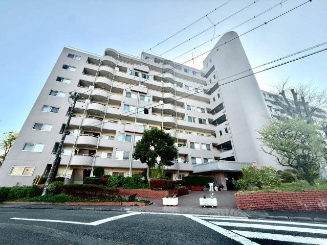 鎌倉グリーンマンションの外観|マンション周辺は、商業施設や総合病院、教育機関も徒歩圏内にあり、暮らしやすい環境です。東海道本線、横須賀線、京浜東北線の大船駅から鎌倉グリーンマンションまでは、バスで5分、バス停留所から徒歩3分です。