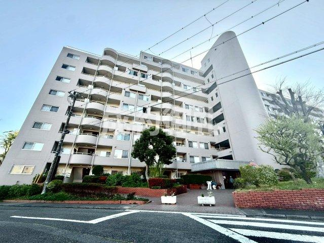 鎌倉グリーンマンションの外観|マンション周辺は、商業施設や総合病院、教育機関も徒歩圏内にあり、暮らしやすい環境です。東海道本線、横須賀線、京浜東北線の大船駅から鎌倉グリーンマンションまでは、バスで5分、バス停留所から徒歩3分です。