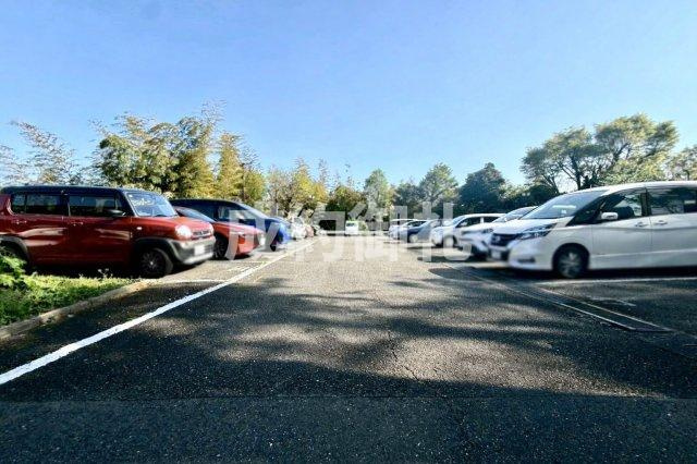 鎌倉グリーンマンションの駐車場|敷地内には駐輪場は勿論、機械操作のいらない平面駐車場が用意されていますので、車の出し入れもスムーズで快適なカーライフが送れるでしょう。