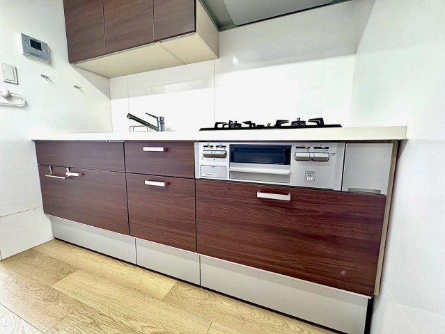 鎌倉グリーンマンションのキッチン|収納力にも優れ、調理器具や食材をすっきりと整理できる使い勝手の良い空間です。
