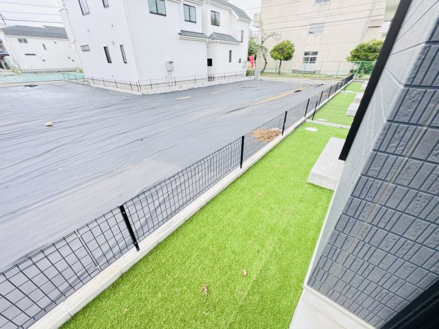 松戸市新松戸６丁目新築戸建【新松戸南小学校：4分】の庭|南側隣地境界スペース