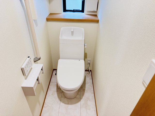 松戸市新松戸６丁目新築戸建【新松戸南小学校：4分】のトイレ|温水洗浄暖房便座つきトイレ