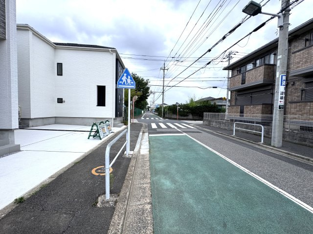 松戸市新松戸６丁目新築戸建【新松戸南小学校：4分】の前面道路含む現地写真|北側前面道路・幅員約6ｍ