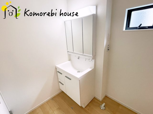 さいたま市見沼区南中丸　17期　新築一戸建て　KEIAI GRACE　01の独立洗面台|独立洗面台で身支度をすべて済ませてしまいましょう