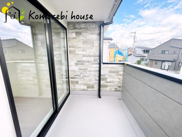 さいたま市見沼区南中丸　17期　新築一戸建て　KEIAI GRACE　01のバルコニー|バルコニーからの眺めを楽しみながら食事をしませんか
