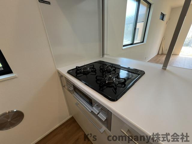 茅ヶ崎市中島　新築戸建　4号棟のキッチン|同時進行ができる3口コンロ♪