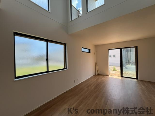 茅ヶ崎市中島　新築戸建　4号棟の居間・リビング|吹き抜け仕様となり開放感があるリビングスペース♪