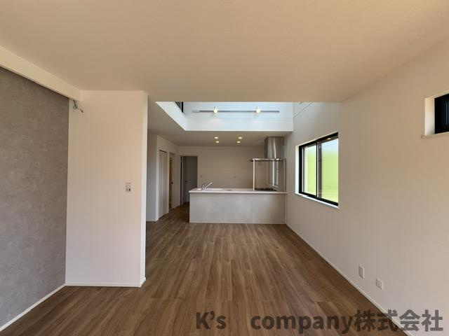茅ヶ崎市中島　新築戸建　4号棟の居間・リビング|全体を見わたせる対面式キッチン♪