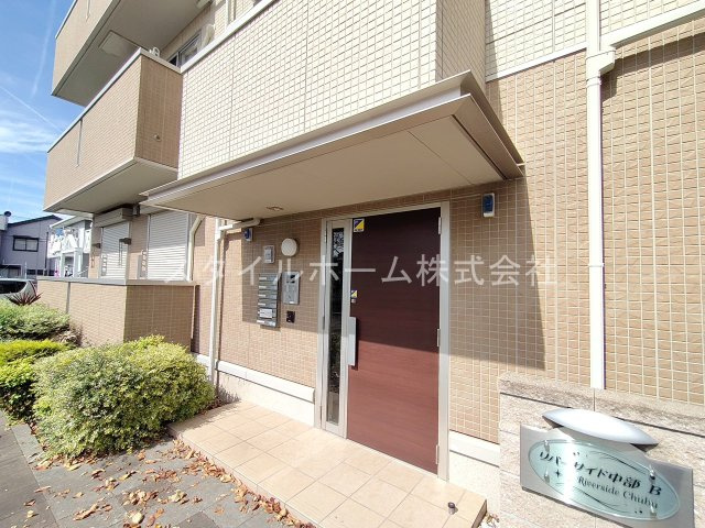 リバーサイド中部Bのエントランス