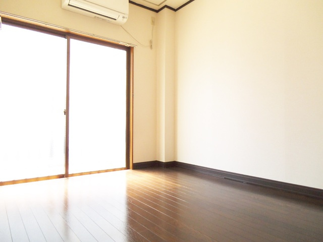 ＭＴビルの居間・リビング|どちらの居室も日当たりがいいんです！