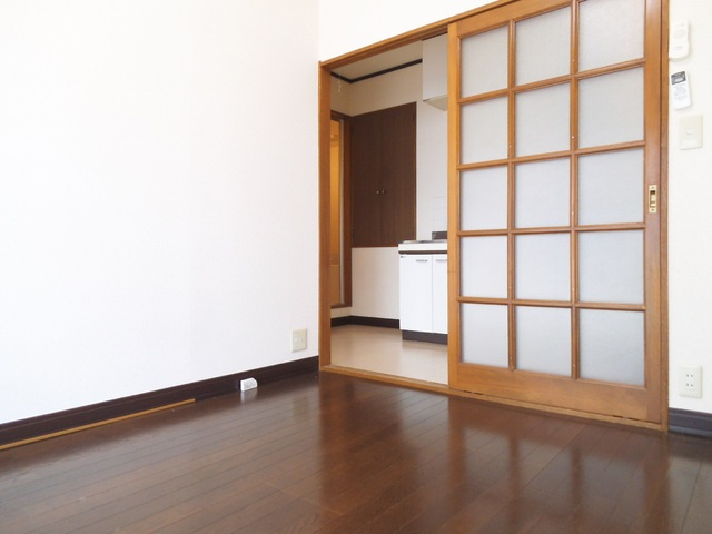 ＭＴビルの洋室|こちらの洋室は横開きの扉タイプ！