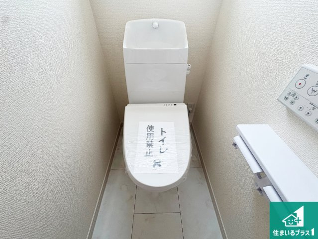 ●26(土)27(日)現地案内可能！　奈良市東九条町　全3邸　のトイレ|1・2階の2ヶ所にあるので、朝の忙しい時間の順番待ちもなく、深夜の利用にも大変便利です。