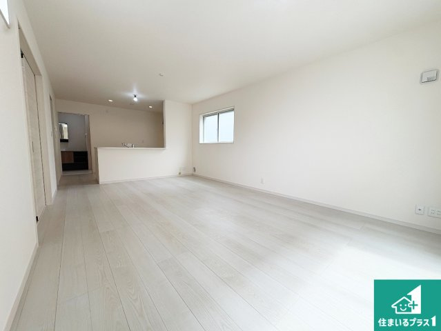 ●26(土)27(日)現地案内可能！　奈良市東九条町　全3邸　の居間・リビング|日当たり良好の明るいリビングで朝の目覚めもスッキリできそう！対面キッチンでご家族のコミュニケーションも自然と増える設計！小さなお子様が遊ぶスペースを作っても広々とくつろげるLDK！