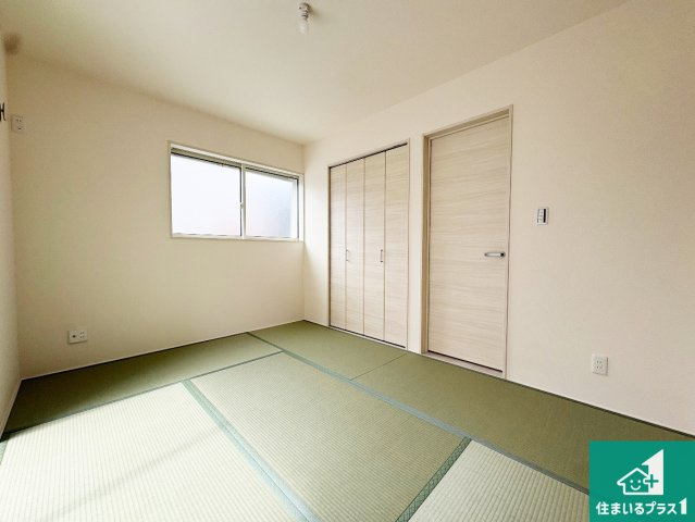 ●3(土)4(日)現地案内可能！　奈良市東九条町　全3邸　の和室|一室あると便利な和室は客間としてだけでなく、小さなお子様のプレイルームや食後のくつろぎスペースとしてもご利用いただけます。収納もついていますので大活躍間違いなし！