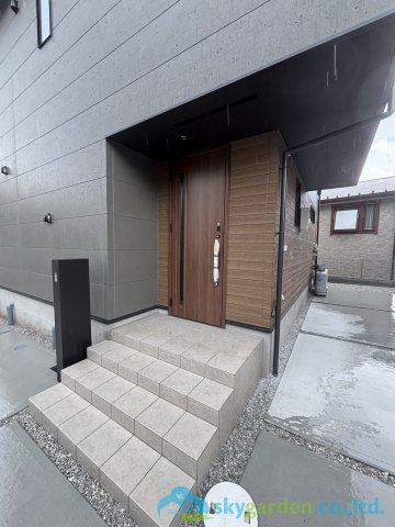 秦野市戸川第3　新築戸建　全5棟3号棟の玄関