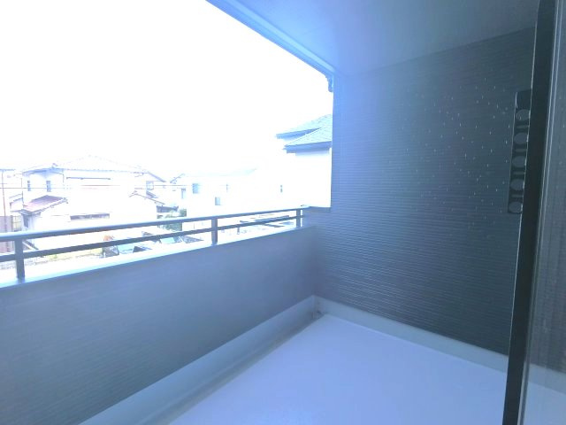 鳥栖市鎗田町3期　2号棟のバルコニー|外からの目が気にならないバルコニーで洗濯物が干せます